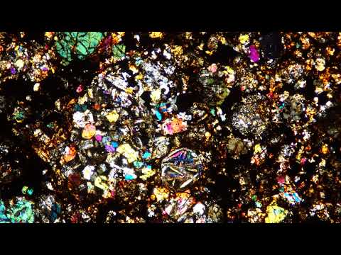 Видео: шлиф метеорита под микроскопом в поляризованном свете