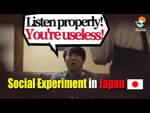 Видео: Раздражающий мужчина-клиент словесно оскорбляет пожилого официанта. | Социальный эксперимент