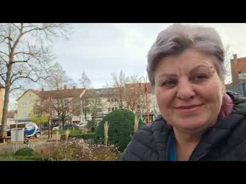 Видео: Бдни доярки. Повесила пугалки от птиц, залатала  дыры в заборе.