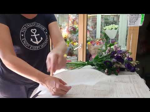Видео: Букет из лилий, эустомы и хризантем. Сборка и упаковка букета. Флористика.