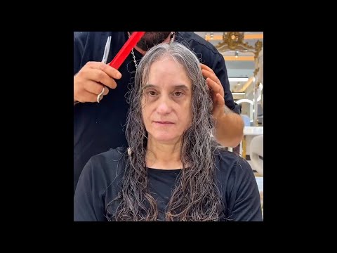 Видео: Зеркало заставило ее плакать. А потом простая стрижка изменила все.