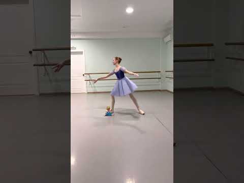 Видео: Любезнова Ульяна ,2/6 класс . Вариация из детского па де де.