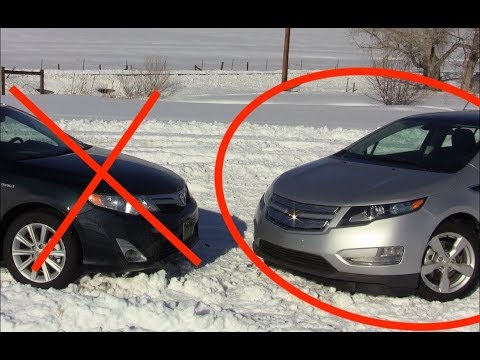 Видео: Chevrolet Volt vs Toyota Camry - мой опыт