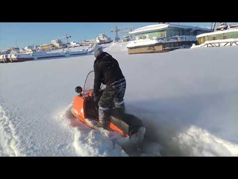 Видео: Буран с двигателем Лифан 20л.с. и гусеницами полярник по воде со снегом.