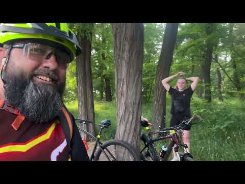 Видео: “Крутое велоприключение в Киеве: Невероятное падение поймано на видео!”