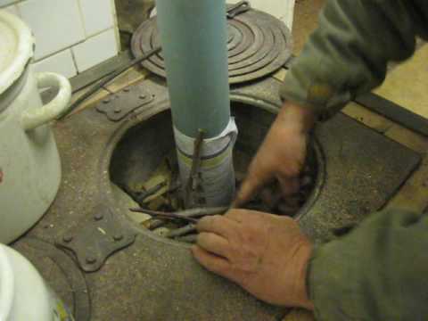 Видео: топим печь опилками.загрузка