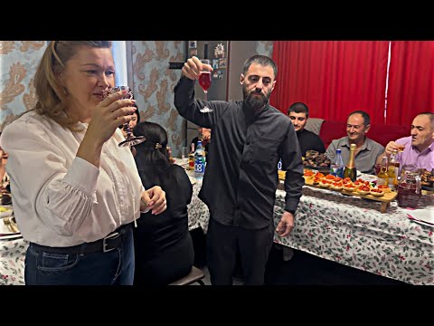 Видео: СПРАВИЛИ ДЕНЬ РОЖДЕНИЯ 