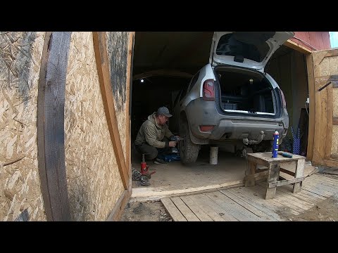 Видео: Заменил переднюю стойку и пружину / поднял клиренс / проставки под задние пружины / Дастер