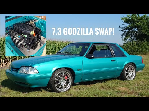 Видео: Установка двигателя Ford Godzilla объемом 7,3 л и T56 в Fox Body Mustang!