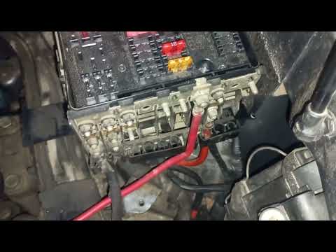 Видео: не работает рулевая рейка volkswagen touran чек красный руль туго крутится руль  проверка питания