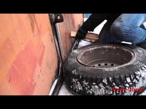 Видео: Шиномонтаж бескамерного колеса в домашних условиях