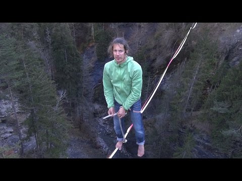 Видео: Учебное пособие по слэклайну: управление поводком на хайлайне