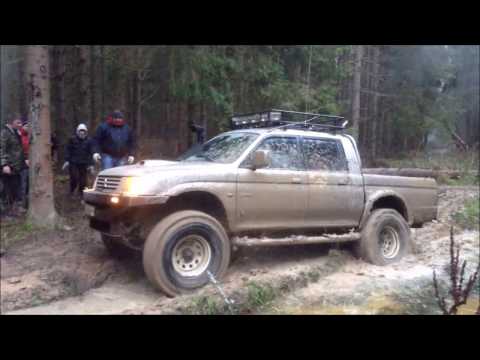 Видео: Mitsubishi L200 и Pajero на тяжелом бездорожье