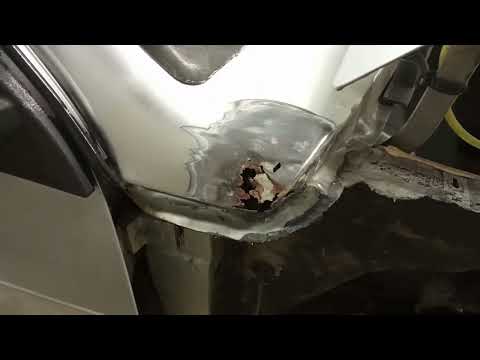 Видео: Замена уголка лобового стекла на ВАЗ 2115.