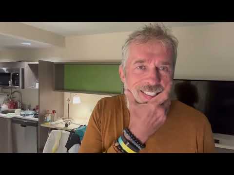 Видео: Каждое утро мне стучится 75-летний дед. Зачем? Кто подаст стакан воды?