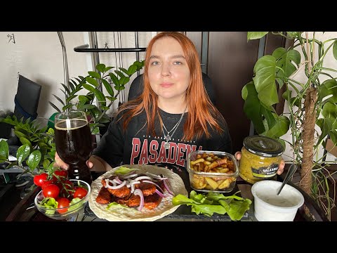 Видео: МУКБАНГ | Чевапчичи, картошка, айвар | Mukbang | Cevapcici, ajvar, potato 🫓| Vegan