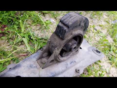 Видео: Замена подушек двигателя КА24DE