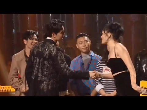 Видео: Jessie J reacts to Dimash (HELLO) + Dimash reacts to Jessie J + Final Huggings [Singer 歌手2018] Димаш
