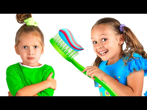 Видео: Утренний ритуал с Майей и Машей: Веселая уборка в игровой домик