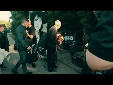 Видео: Отец Виктора Цоя на могиле сына (15.08.2024) Богословское кладбище | Санкт-Петербург |