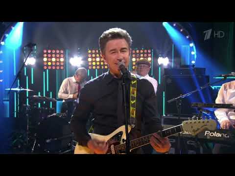 Видео: Валерий Сюткин — "Московский бит" (Вечерний Unplugged, Первый канал, 2020)