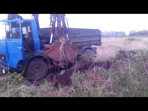 Видео: Манипулятор с грейферным ковшом установленный на МАЗ самосвал.