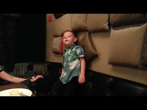 Видео: Первый тост Севы: С Новым годом, папа! Застолье в кафе.