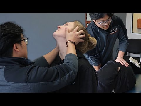 Видео: Полный осмотр и коррекция хиропрактикой боли в спине, шее и колене