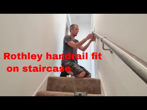 Видео: Перила устанавливаются на лестнице Ротли