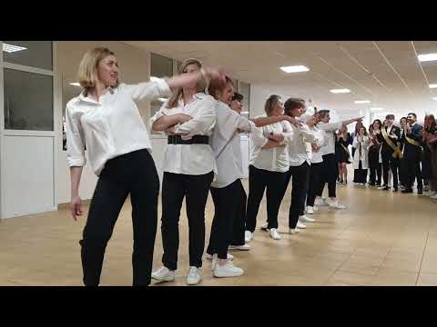 Видео: "Сюрприз от родителей" на Последнем звонке