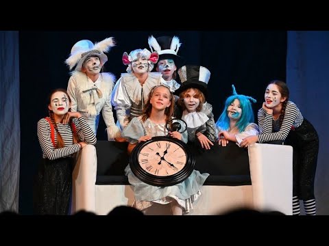 Видео: Спектакль «Алиса в стране чудес», Творческая лаборатория «ТеатRoom»