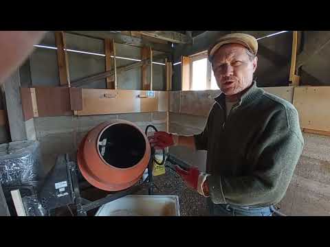 Видео: Закладка опилкобетона в каркас бани. Новый сезон.