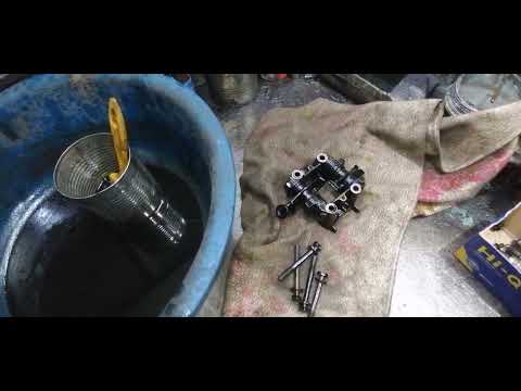 Видео: Mercedes 124 103 мотор замена сальников клапанов.