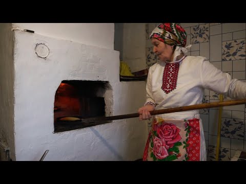 Видео: МАРИЙСКАЯ БАБУШКА готовит  крупяные БЛИНЫ в РУССКОЙ печи. Деревенская жизнь в марийской деревне