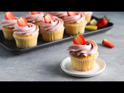 Видео: КАПКЕЙКИ со вкусом КЛУБНИКА-ЛИМОН с КЛУБНИЧНОЙ начинкой и КЛУБНИЧНЫМ КРЕМОМ/ очень вкусно!