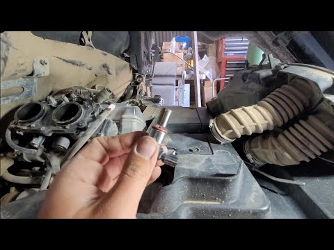 Видео: Советы пятницы, выпуск 7: Проблемы с низким холостым ходом на Honda Pioneer 1000 — чистка клапана...