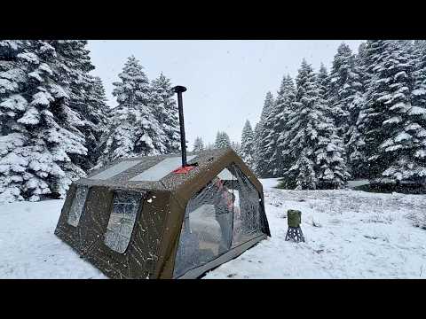 Видео: Роскошный кемпинг в комфортной домашней обстановке с нашей кошкой во время сильного снегопада