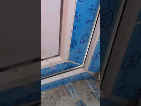 Видео: отгибаются углы на входной пластиковой двери - щель #окна #veka #rehau #пвхокна #входнаядверь