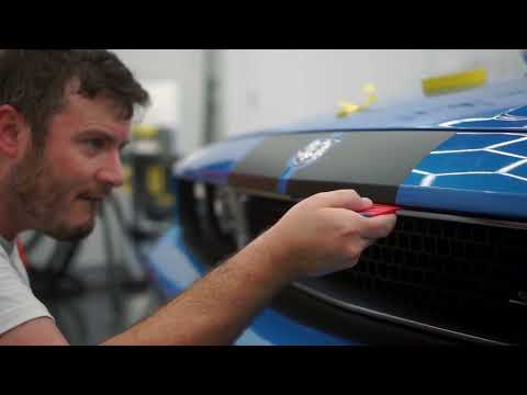 Видео: Установка оригинальной накладки на капот на Dodge Challenger 2008-2014 годов выпуска от Luxe Auto...