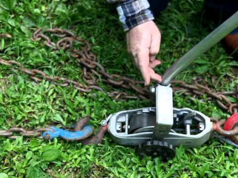 Видео: Срывание дерева с помощью цепи и лебедки