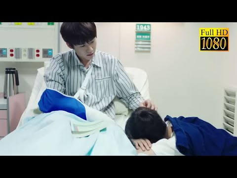 Видео: Золушка позаботилась о раненом боссе. Он больше не может скрывать к ней любовь.