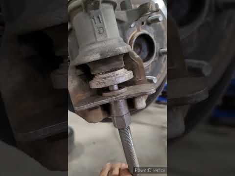 Видео: Как заменить колодки электрического стояночного тормоза без сканера.