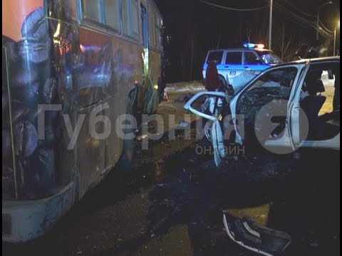 Видео: Хабаровчанин на «Тойоте» врезался в автобус и погиб.  Mestoprotv