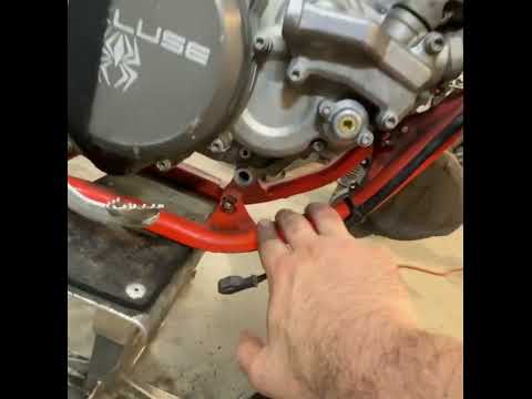 Видео: KTM TPI: Снятие / Демонтаж стартера (2019) на мотоцикле…. В основном.