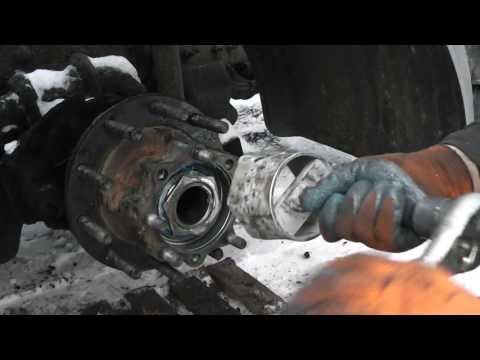 Видео: Volvo VNL 780. Ремонт. 11 Установка ступицы