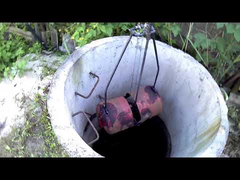 Видео: чистка дна колодца