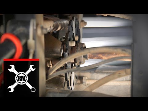 Видео: Как заменить задние тормозные колодки на Yamaha Rhino 450 и 660