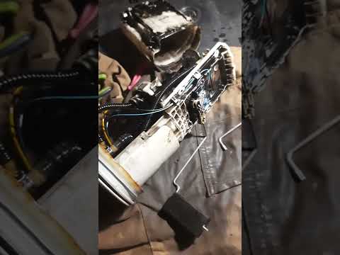 Видео: Пассат б5, не запускается. чистка сетки фильтра насоса