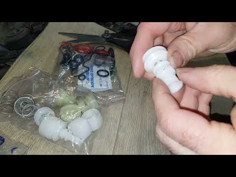 Видео: Renault Premium DXI, травит воздух с крана уровня пола. (ECAS) часть 3.