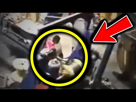 Видео: Рабочий пытался отрегулировать катушку с проволокой... Большая ошибка!